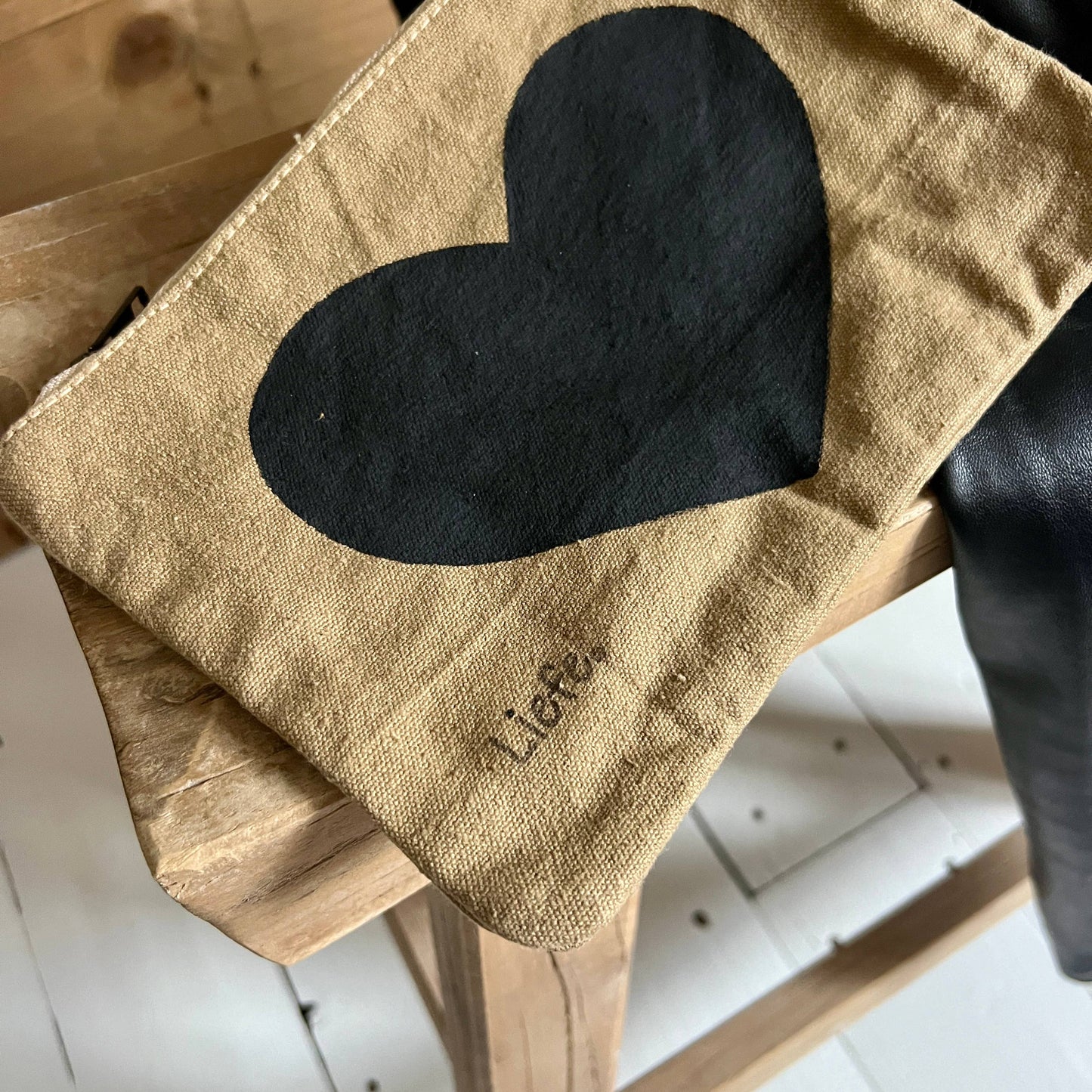 Heart Vintage Canvas Clutch (Black)